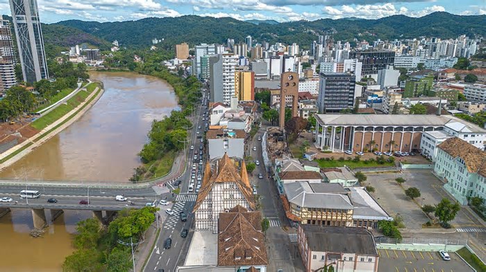 Blumenau é a terceira cidade de SC que mais gerou empregos nos dois primeiros meses de 2025