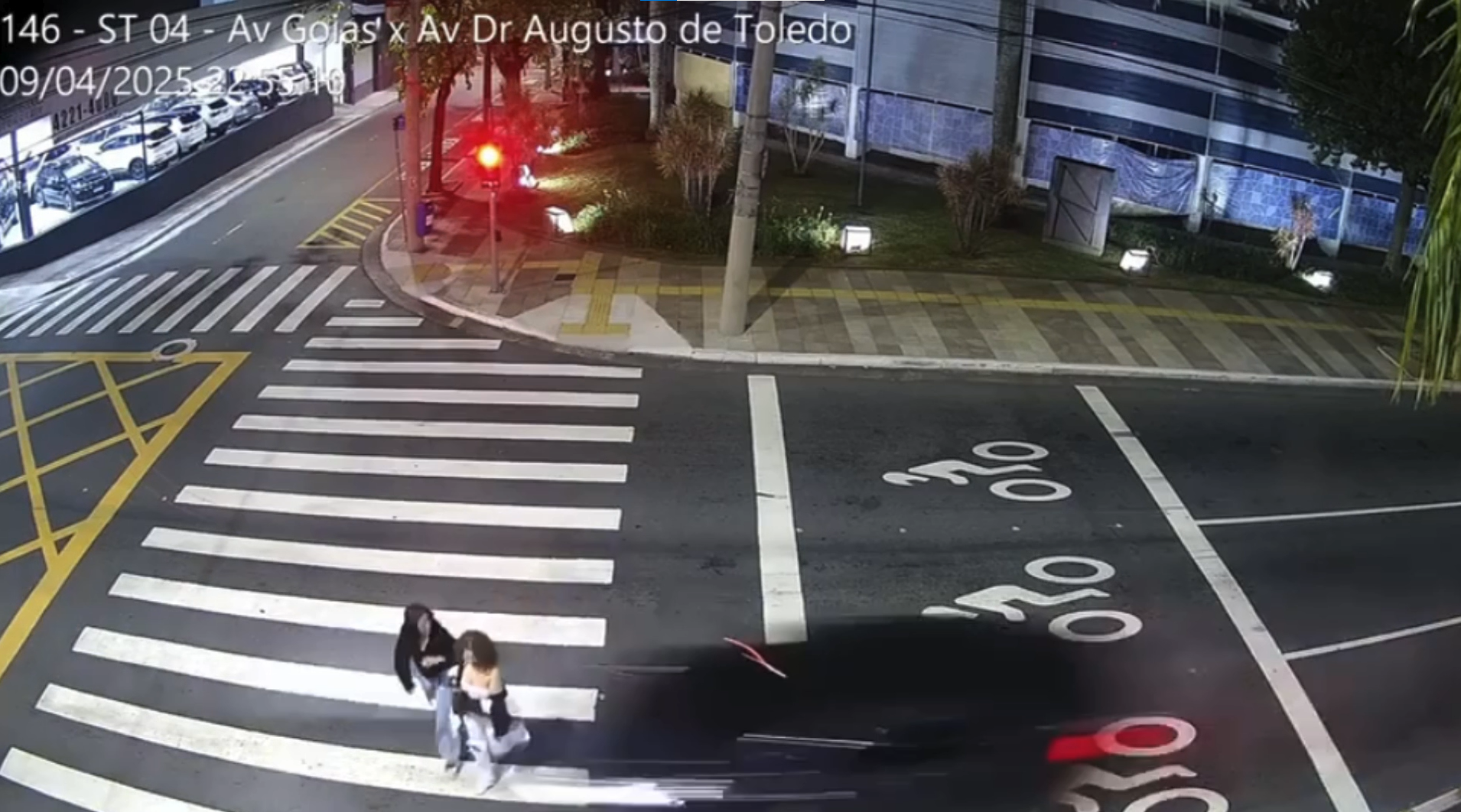 Motorista que matou jovens alega que sinal estava amarelo