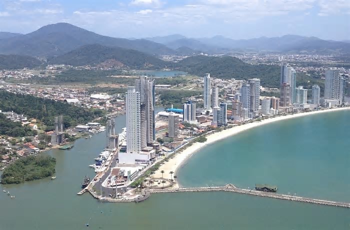 Grupos de mídia de Florianópolis silenciam conflitos de interesses públicos e privados na especulação imobiliária no litoral