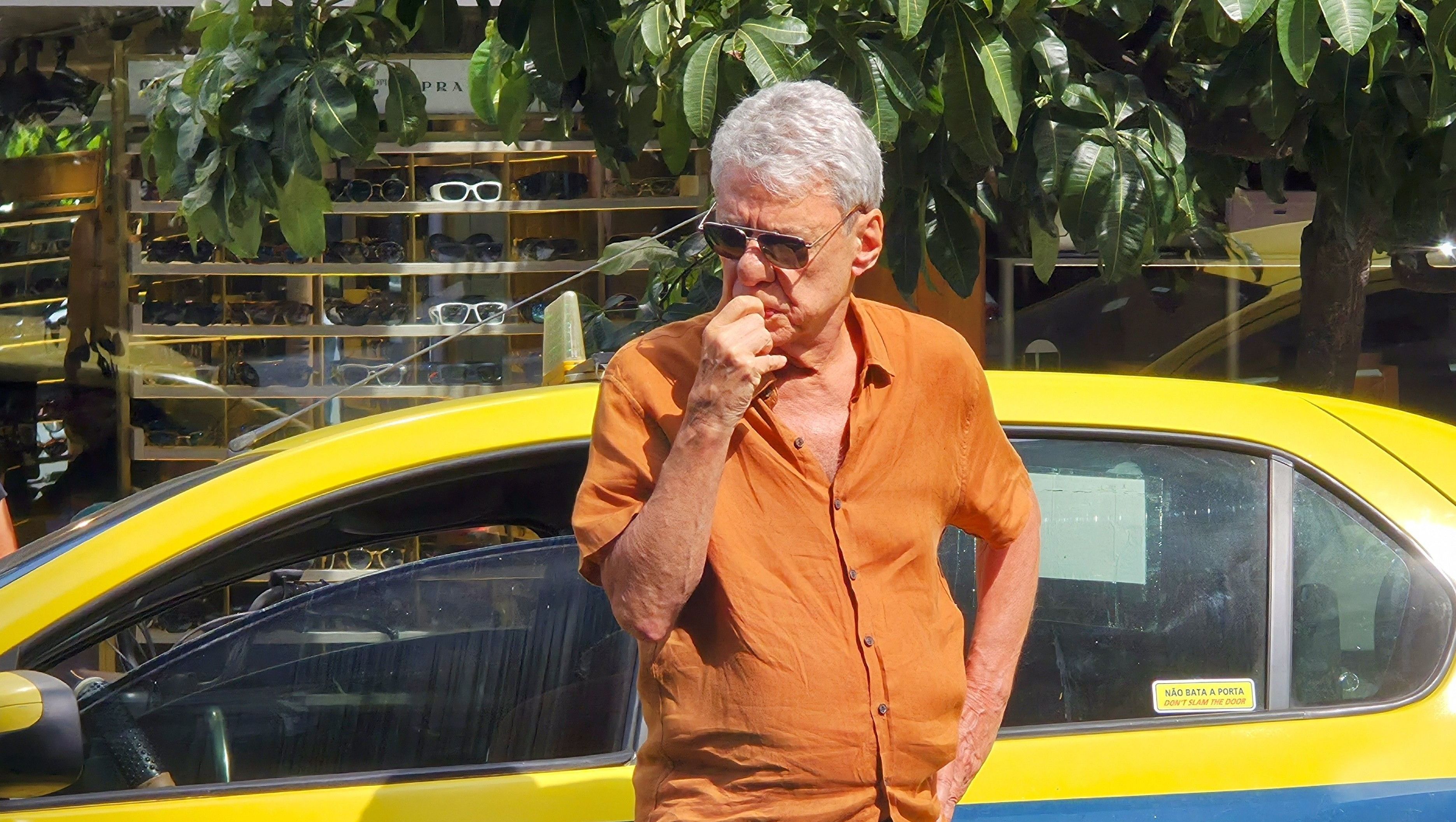 Em rara aparição, Chico Buarque é visto nas ruas do Rio de Janeiro