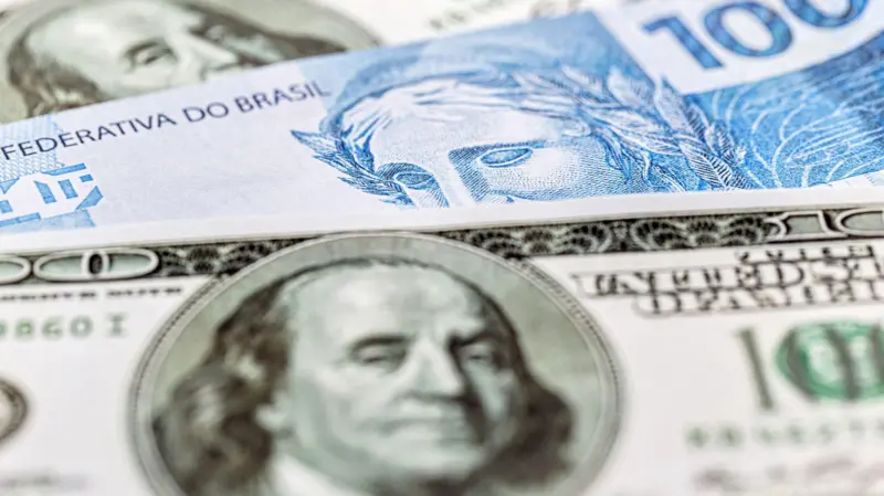Por que dólar caiu e bolsas subiram forte após Trump paralisar tarifas por 90 dias