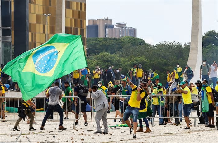 Veja quem são os deputados de partidos da base do governo Lula que são a favor da anistia pelo 8/1