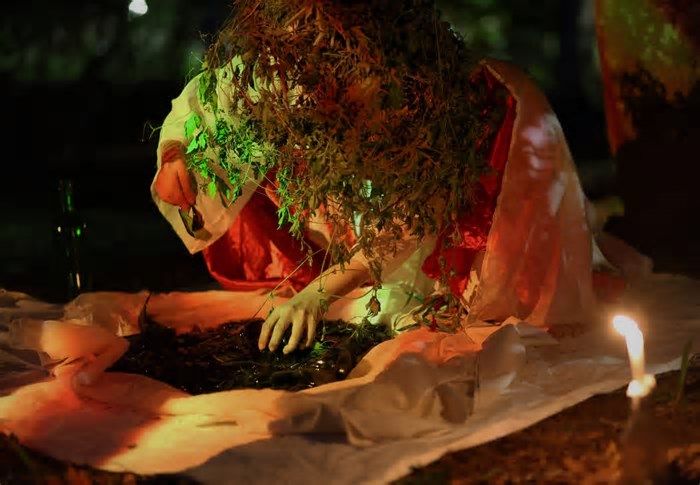 Performance “De férias com o fim” propõe reflexão sobre clima e tecnologia