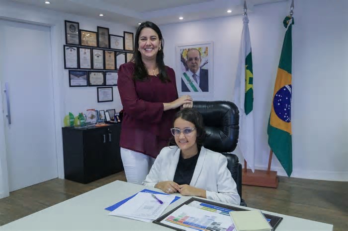 Estudante vivencia um dia como secretária de Desenvolvimento Social pelo projeto Meninas em Ação