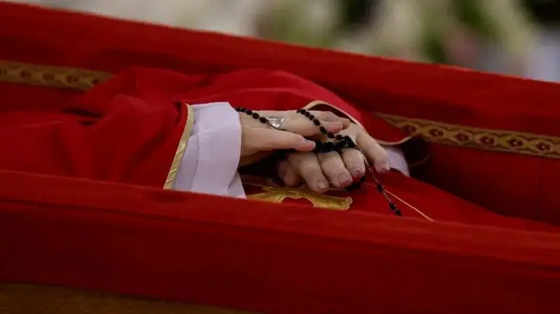 Funeral do papa Francisco será no sábado com presença de Trump, Zelensky, Lula e Milei