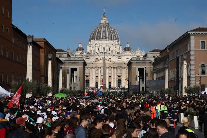 Missa em homenagem a papa Francisco reúne milhares no Vaticano e cardeal relembra seu legado