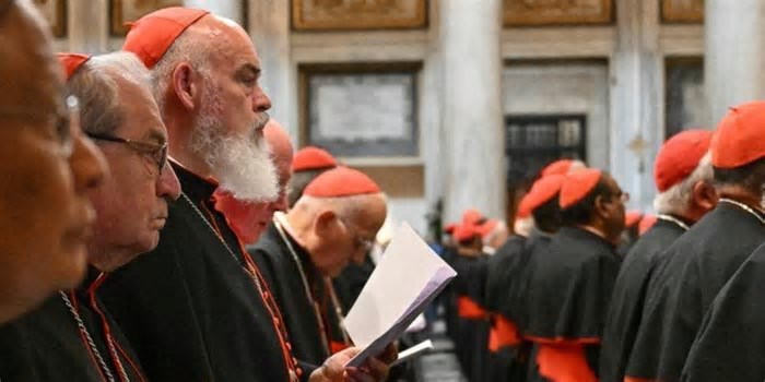 Missa ao papa Francisco reúne milhares no Vaticano: “Devemos acolher o seu legado”, diz cardeal