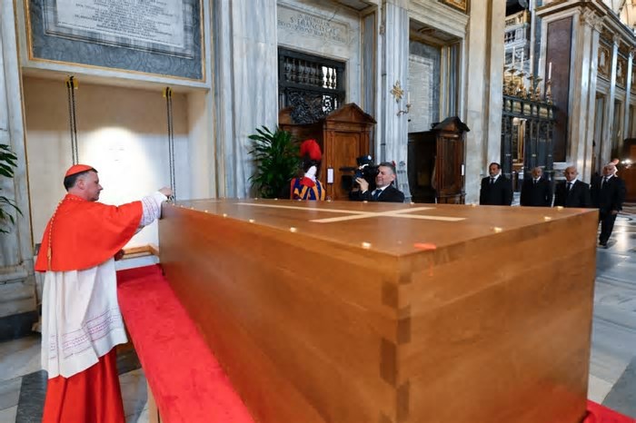 Milhares fazem fila para ver a tumba de Francisco em Roma