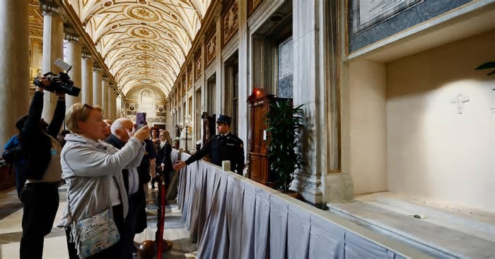 Túmulo do papa Francisco é aberto para visitação do público em Roma