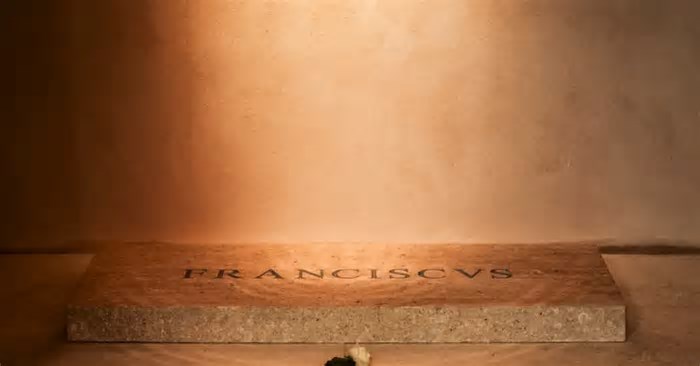 Fiéis fazem fila para ver túmulo de Francisco