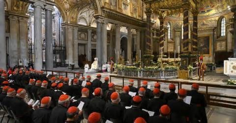 Cardeais prestam homenagem e rezam por Francisco em Santa Maria Maior