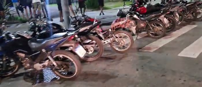 Homem é preso durante 'rolezinho' no Centro do Rio; cerca de 40 motociclistas foram abordados