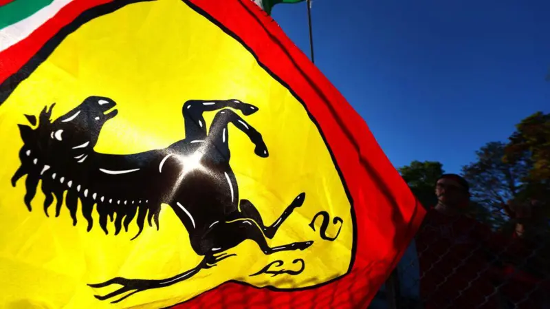 Como bandeira da Ferrari virou símbolo dos protestos contra o governo na Sérvia