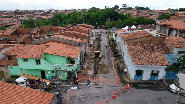 Em Fortaleza, governador Elmano visita obras de esgotamento sanitário no bairro Granja Portugal