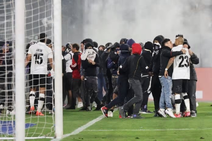 Conmebol suspende torcida do Colo-Colo e anuncia ‘processo disciplinar’