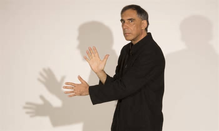 Arnaldo Antunes faz show gratuito em Fortaleza; ingressos estão disponíveis