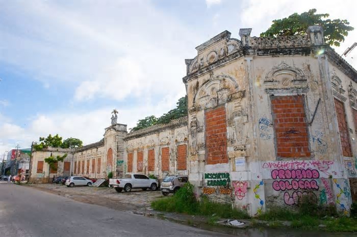 Governo do CE desiste de desapropriar prédio centenário da Escola Jesus, Maria e José, em Fortaleza