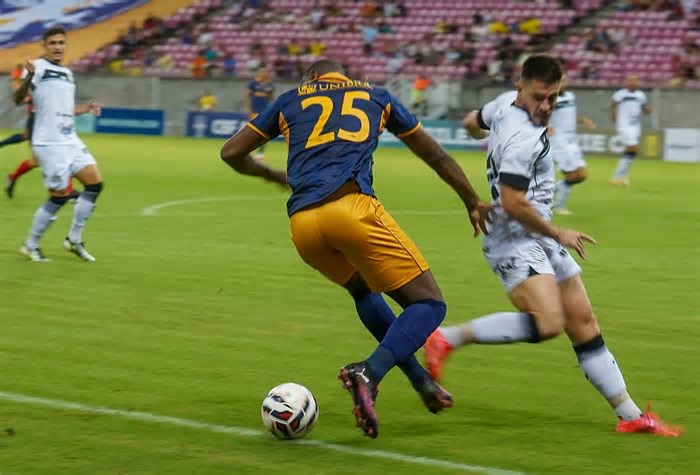 Goleiro falha, Figueirense toma virada e entra no Z-4 da Série C