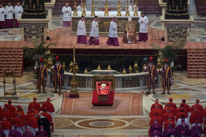 Acompanhe ao vivo primeiro dia do velório do papa Francisco no Vaticano