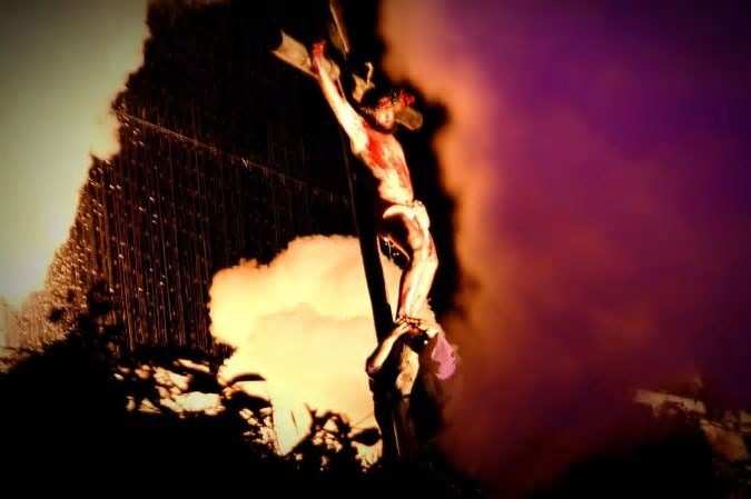 Morro da Capelinha recebe 150 mil fiéis para encenação da Via Sacra