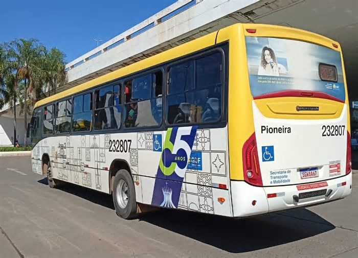 Ônibus do transporte público coletivo do DF são adesivados em homenagem aos 65 anos de Brasília