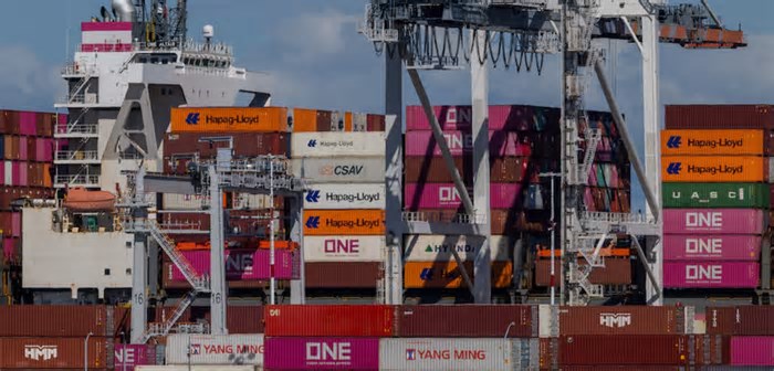 EUA começam a cobrar nova tarifa de 10% imposta por Trump, rompendo normas globais do comércio
