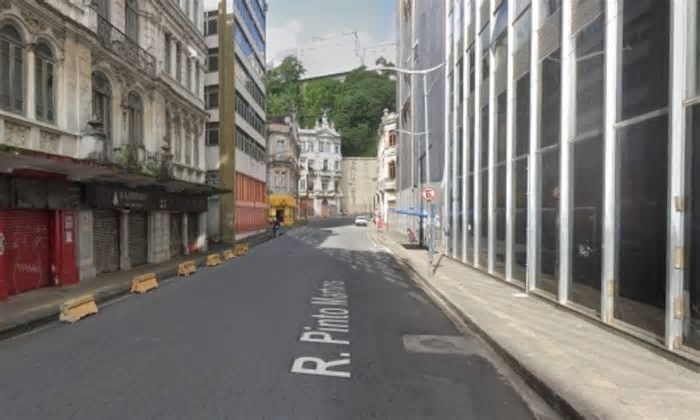 Risco de queda de parte de imóvel tombado pelo Iphan provoca interdição de rua e mudança na circulação de ônibus em Salvador