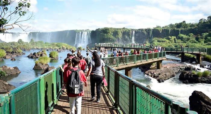 No Dia Nacional da Alegria, mais de 70 crianças visitam as Cataratas do Iguaçu
