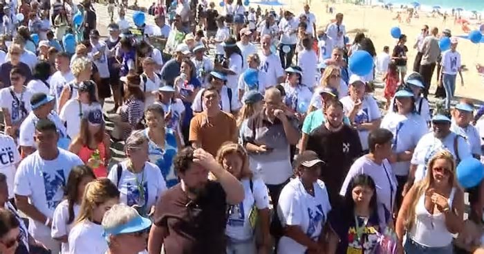 Caminhada pela conscientização do autismo reúne famílias na praia do Leblon
