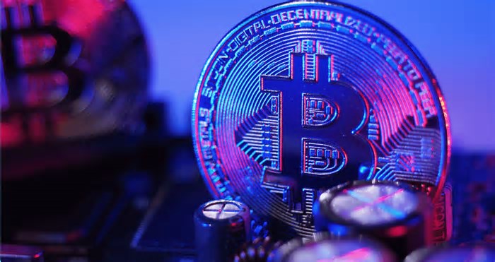 Bitcoin (BTC) caminha para fechar o mês com fortes ganhos e preços acima dos US$ 95 mil; veja criptomoedas hoje