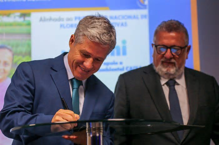 Ministro assina acordo com Caixa para recuperar áreas degradadas