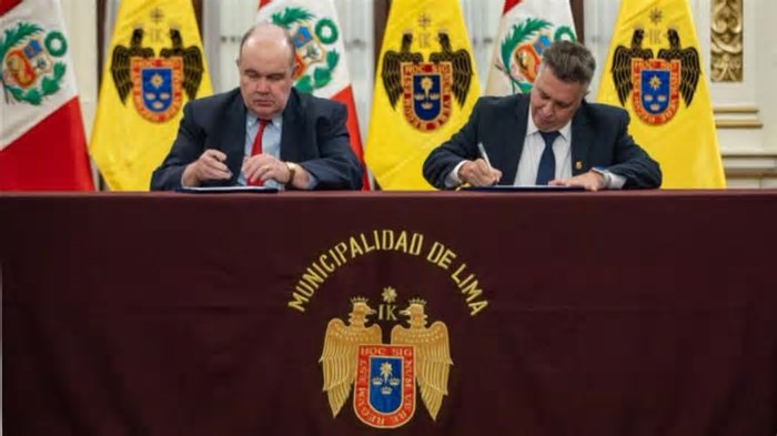 Álvaro Damião assina acordo de cooperação técnica entre BH e Lima