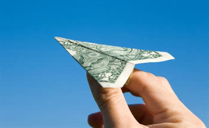 Em sessão volátil, dólar recua com 'tarifaço' no radar