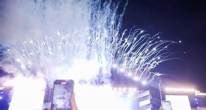 Queima de fogos marca a virada para o 21 de abril: Brasília completa 65 anos