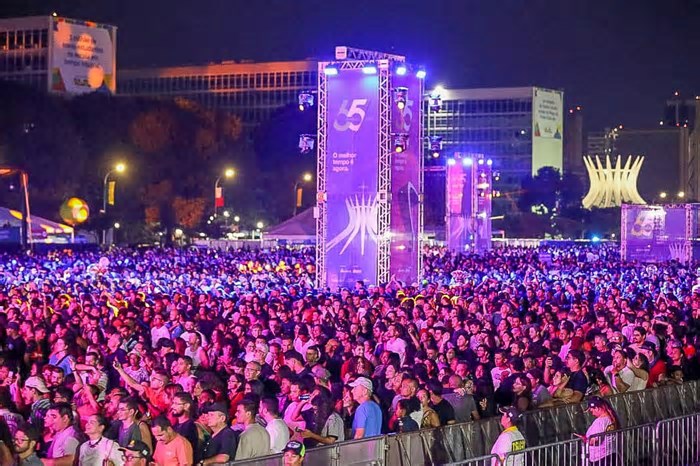 Público curte segunda noite de festa na Esplanada ao som de diferentes gerações