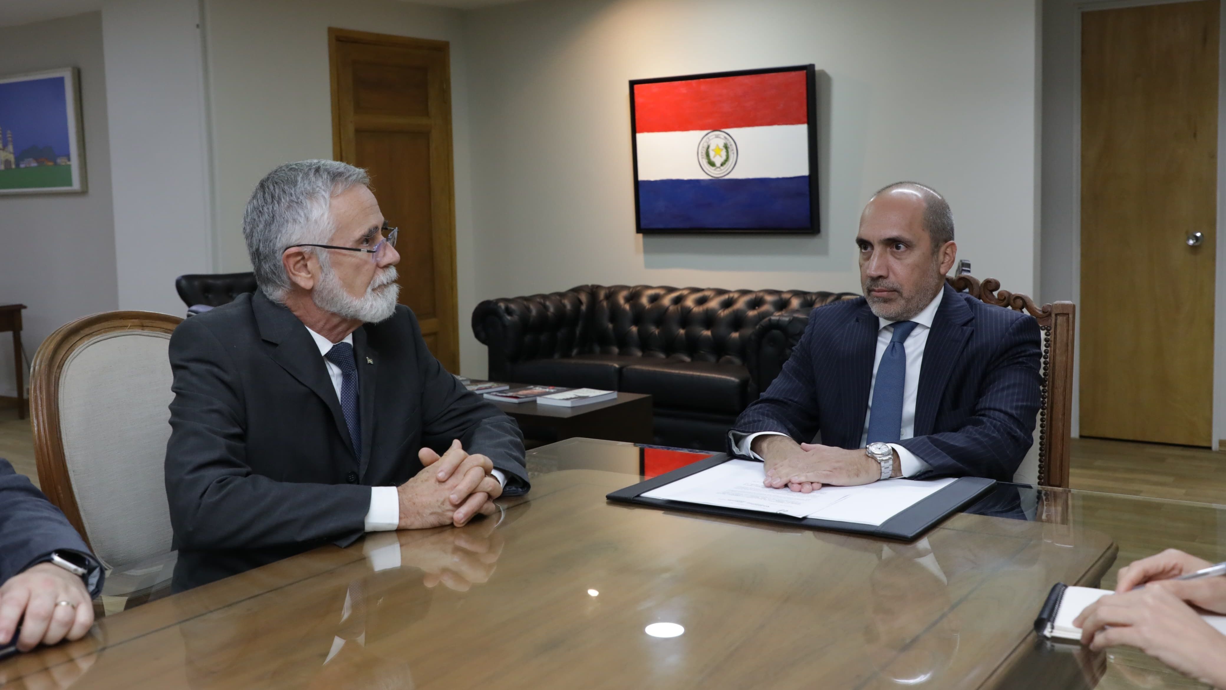 Convocado, embaixador do Brasil comparece a ministério paraguaio em meio a crise