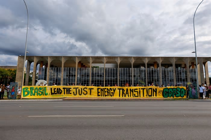 Ativistas climáticos fazem 'intervenção visual' com cinzas queimadas da Amazônia em Brasília