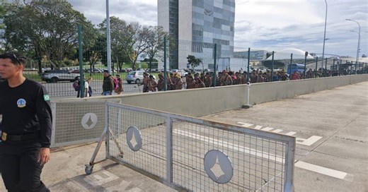 Protesto de indígenas dá susto em seguranças do Planalto; vídeo