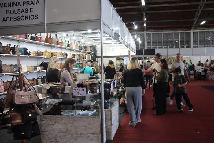 LOUCURA POR SAPATOS: Frio aumenta busca por itens de inverno na Fenac