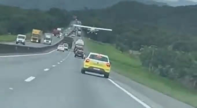 Avião faz pouso forçado em rodovia movimentada em Santa Catarina; veja vídeo