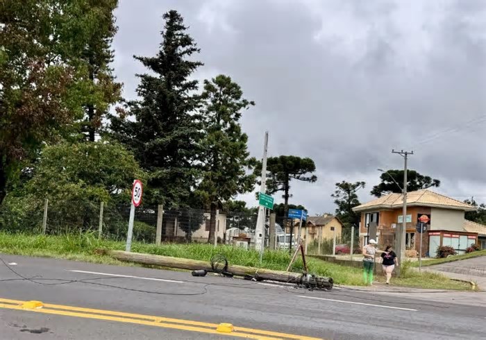 Poste com cabeamento de telefone e internet cai às margens da ERS-235