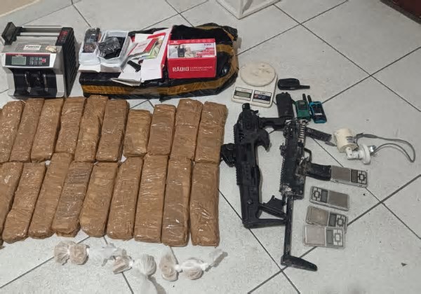 PM apreende submetralhadora, drogas e rádios comunicadores em operação na Valéria