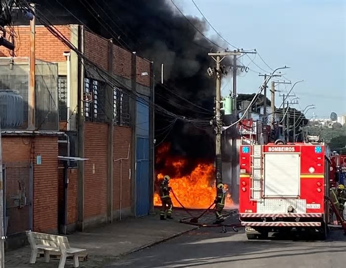 Vídeo: incêndio destrói pavilhão de empresa no bairro São José, em Caxias do Sul