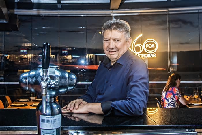 Sem mau tempo: bar icônico de Porto Alegre retoma após enchente sem perder o bom-humor