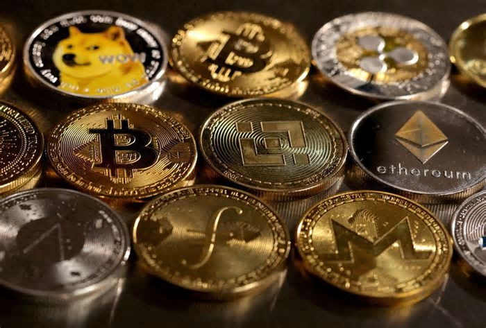 Ações dos EUA vinculadas a criptomoedas caem e bitcoin atinge nova mínima em 2025