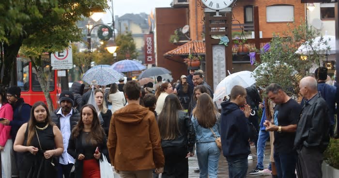Em sábado de feriadão de Páscoa, turistas lotam ruas e ocupam 98% da rede hoteleira de Gramado