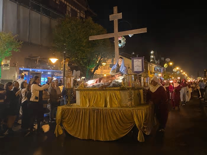 Milhares de pessoas acompanham e se emocionam com Procissão dos Passos em Gramado
