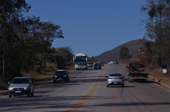 Vai pegar a BR-040 no feriado? Veja os melhores horários para evitar trânsito