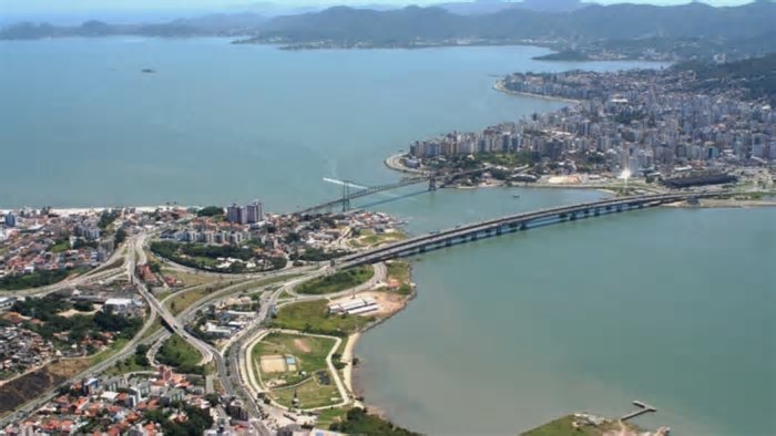 Cidade do litoral brasileiro supera Nova York no turismo; entenda