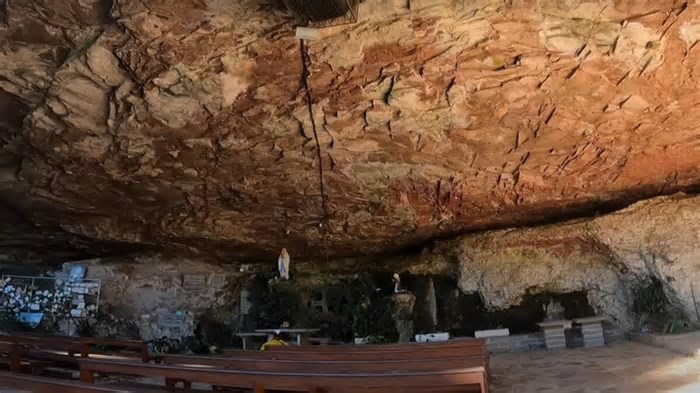 Cidade com maior reserva de grafeno do mundo encanta com gruta religiosa